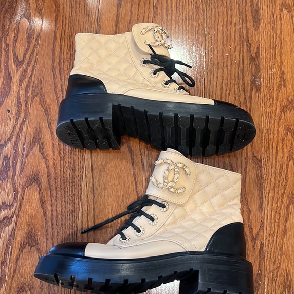 CHANEL BEIGE BLACK QUILTED LEATHER BRAVE LACE UP CC LOGO ANKLE  BOOTS 35.5 - Picture 2 of 6